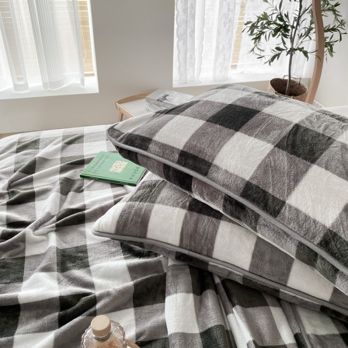 91家纺网 家纺一手货源 找家纺 2025新款320g金貂绒亲肤盖毯加厚纯色珊瑚绒素色法兰绒毯子外贸高端款灰方格