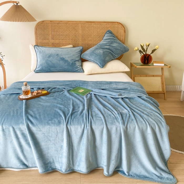 91家纺网 家纺一手货源 找家纺 2025新款320g金貂绒亲肤盖毯加厚纯色珊瑚绒素色法兰绒毯子外贸高端款灰蓝