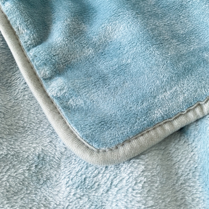 91家纺网 家纺一手货源 找家纺 2025新款320g金貂绒亲肤盖毯加厚纯色珊瑚绒素色法兰绒毯子外贸高端款灰蓝