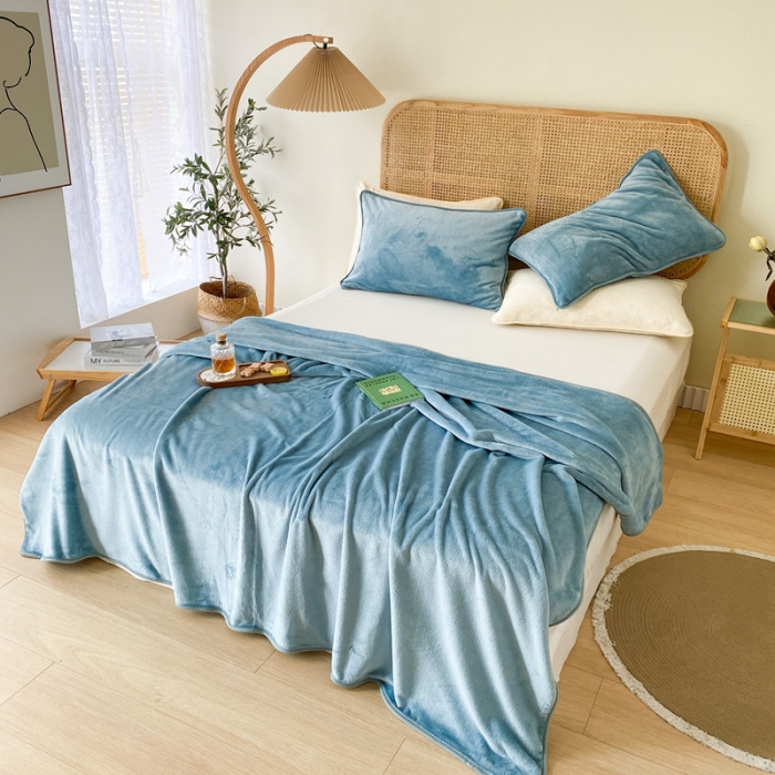 91家纺网 家纺一手货源 找家纺 2025新款320g金貂绒亲肤盖毯加厚纯色珊瑚绒素色法兰绒毯子外贸高端款灰蓝