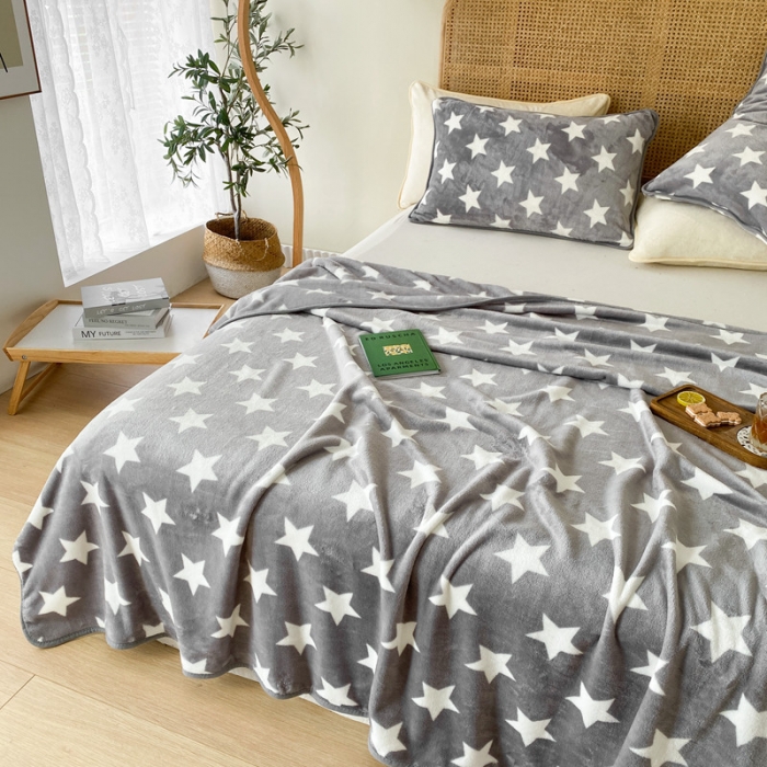 91家纺网 家纺一手货源 找家纺 2025新款320g金貂绒亲肤盖毯加厚纯色珊瑚绒素色法兰绒毯子外贸高端款灰星星