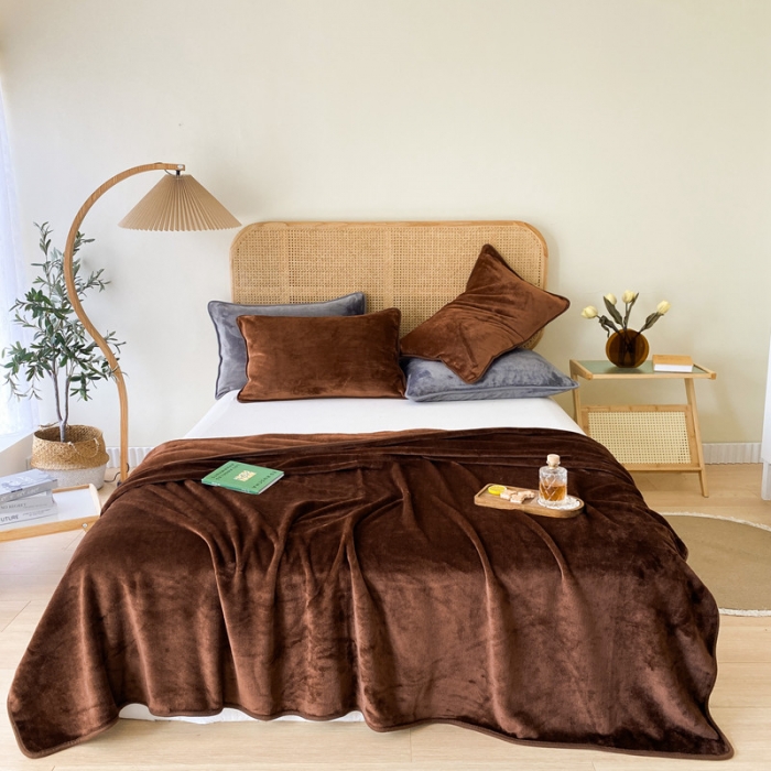 91家纺网 家纺一手货源 找家纺 2025新款320g金貂绒亲肤盖毯加厚纯色珊瑚绒素色法兰绒毯子外贸高端款咖啡