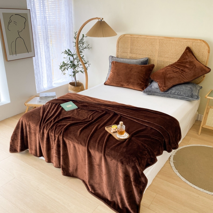 91家纺网 家纺一手货源 找家纺 2025新款320g金貂绒亲肤盖毯加厚纯色珊瑚绒素色法兰绒毯子外贸高端款咖啡