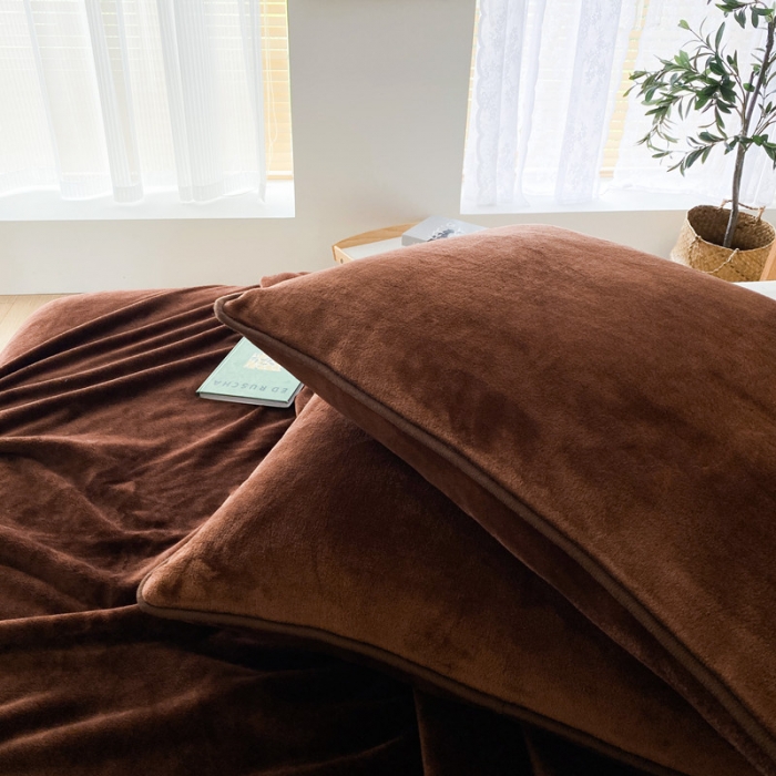 91家纺网 家纺一手货源 找家纺 2025新款320g金貂绒亲肤盖毯加厚纯色珊瑚绒素色法兰绒毯子外贸高端款咖啡