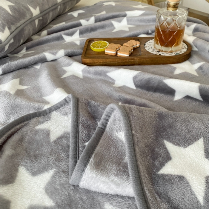 91家纺网 家纺一手货源 找家纺 2025新款320g金貂绒亲肤盖毯加厚纯色珊瑚绒素色法兰绒毯子外贸高端款灰星星