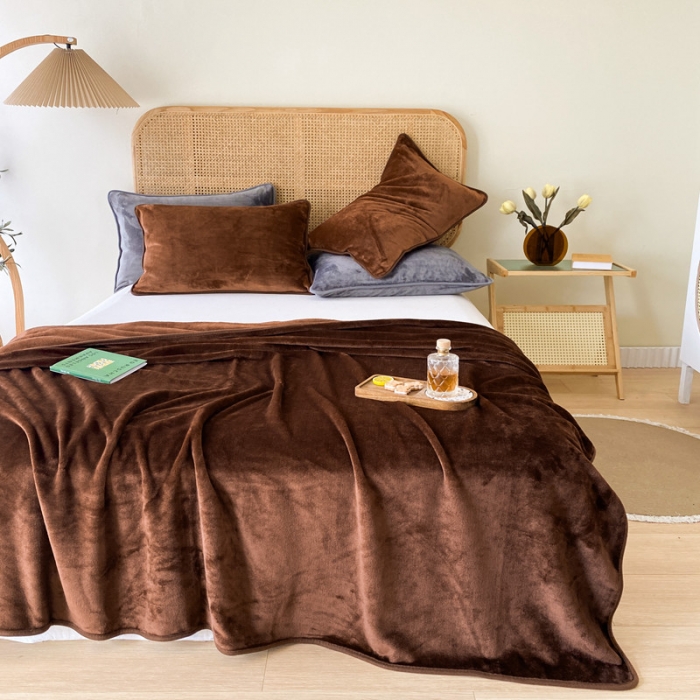 91家纺网 家纺一手货源 找家纺 2025新款320g金貂绒亲肤盖毯加厚纯色珊瑚绒素色法兰绒毯子外贸高端款咖啡