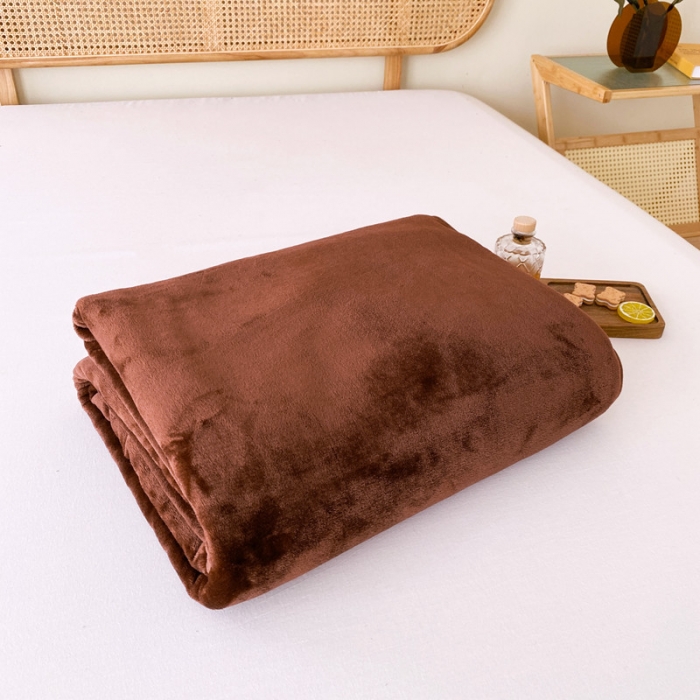 91家纺网 家纺一手货源 找家纺 2025新款320g金貂绒亲肤盖毯加厚纯色珊瑚绒素色法兰绒毯子外贸高端款咖啡