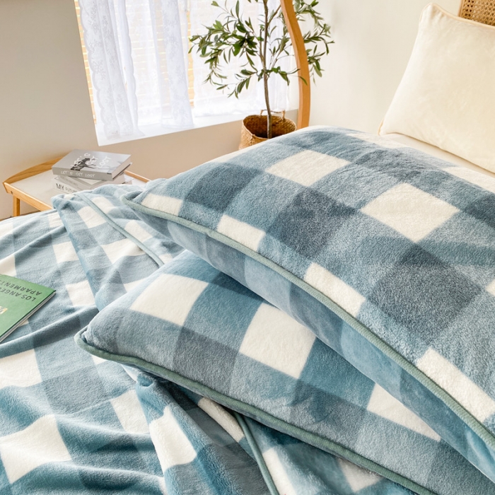 91家纺网 家纺一手货源 找家纺 2025新款320g金貂绒亲肤盖毯加厚印花珊瑚绒法兰绒毯子外贸高端款蓝方格