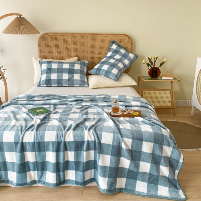 91家纺网 家纺一手货源 找家纺 2025新款320g金貂绒亲肤盖毯加厚印花珊瑚绒法兰绒毯子外贸高端款蓝方格