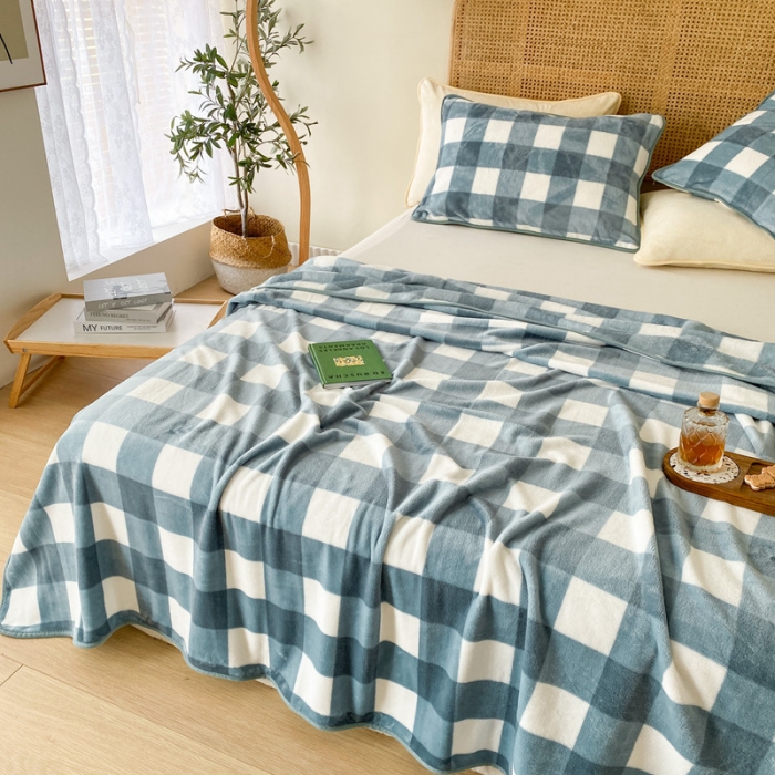 91家纺网 家纺一手货源 找家纺 2025新款320g金貂绒亲肤盖毯加厚印花珊瑚绒法兰绒毯子外贸高端款蓝方格