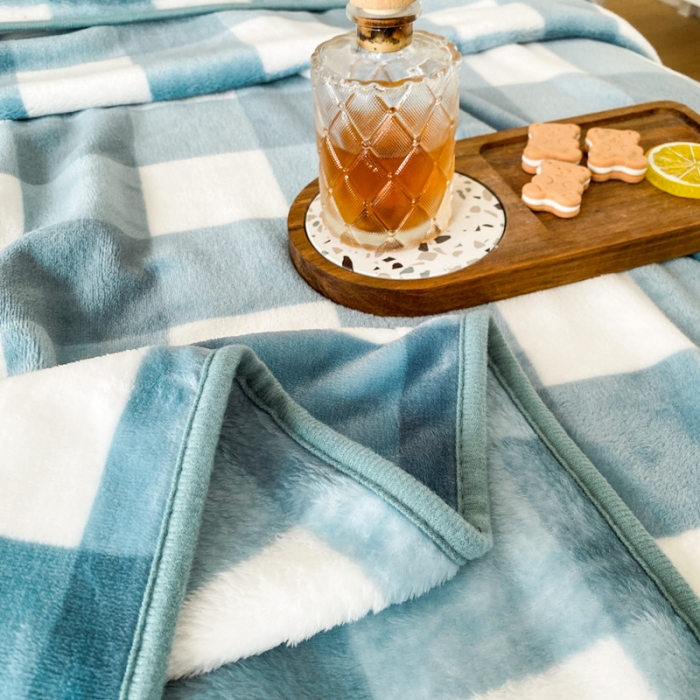 91家纺网 家纺一手货源 找家纺 2025新款320g金貂绒亲肤盖毯加厚印花珊瑚绒法兰绒毯子外贸高端款蓝方格