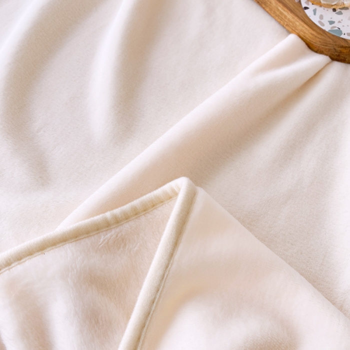 91家纺网 家纺一手货源 找家纺 2025新款320g金貂绒亲肤盖毯加厚纯色珊瑚绒素色法兰绒毯子外贸高端款米白