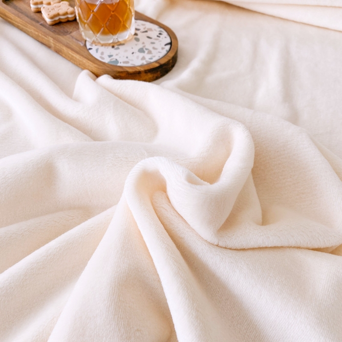 91家纺网 家纺一手货源 找家纺 2025新款320g金貂绒亲肤盖毯加厚纯色珊瑚绒素色法兰绒毯子外贸高端款米白