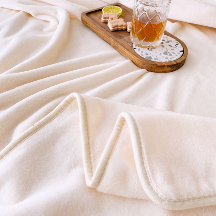 91家纺网 家纺一手货源 找家纺 2025新款320g金貂绒亲肤盖毯加厚纯色珊瑚绒素色法兰绒毯子外贸高端款米白