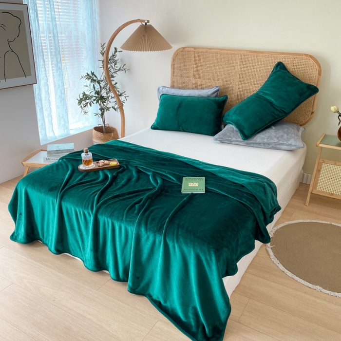 91家纺网 家纺一手货源 找家纺 2025新款320g金貂绒亲肤盖毯加厚纯色珊瑚绒素色法兰绒毯子外贸高端款墨绿