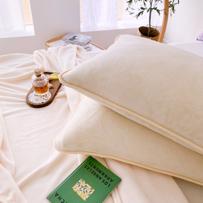 91家纺网 家纺一手货源 找家纺 2025新款320g金貂绒亲肤盖毯加厚纯色珊瑚绒素色法兰绒毯子外贸高端款米白