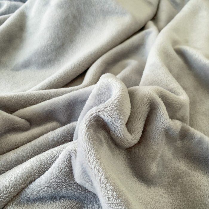 91家纺网 家纺一手货源 找家纺 2025新款320g金貂绒亲肤盖毯加厚纯色珊瑚绒素色法兰绒毯子外贸高端款浅灰
