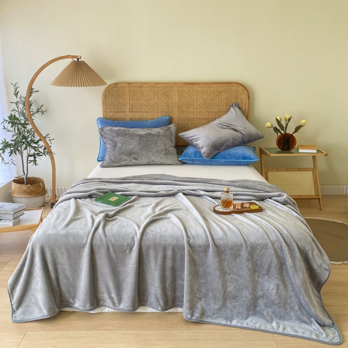 91家纺网 家纺一手货源 找家纺 2025新款320g金貂绒亲肤盖毯加厚纯色珊瑚绒素色法兰绒毯子外贸高端款浅灰