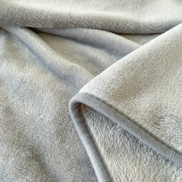 91家纺网 家纺一手货源 找家纺 2025新款320g金貂绒亲肤盖毯加厚纯色珊瑚绒素色法兰绒毯子外贸高端款浅灰