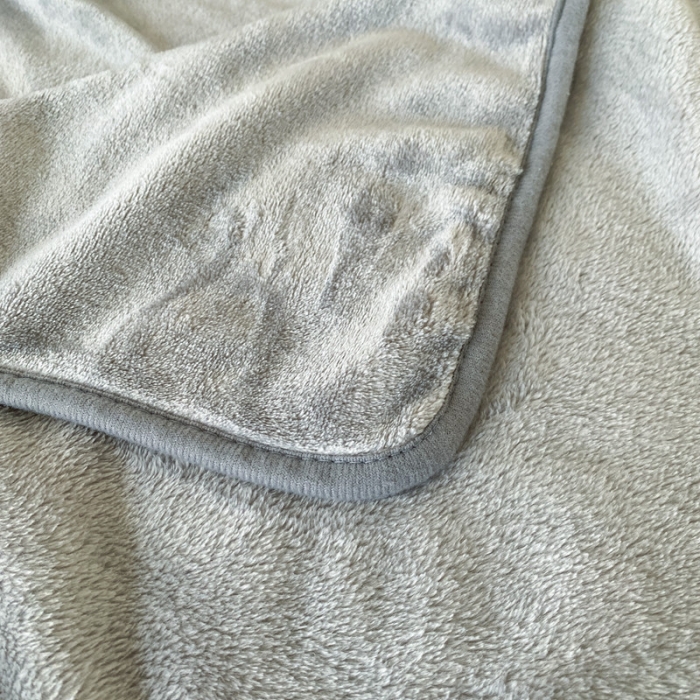 91家纺网 家纺一手货源 找家纺 2025新款320g金貂绒亲肤盖毯加厚纯色珊瑚绒素色法兰绒毯子外贸高端款浅灰