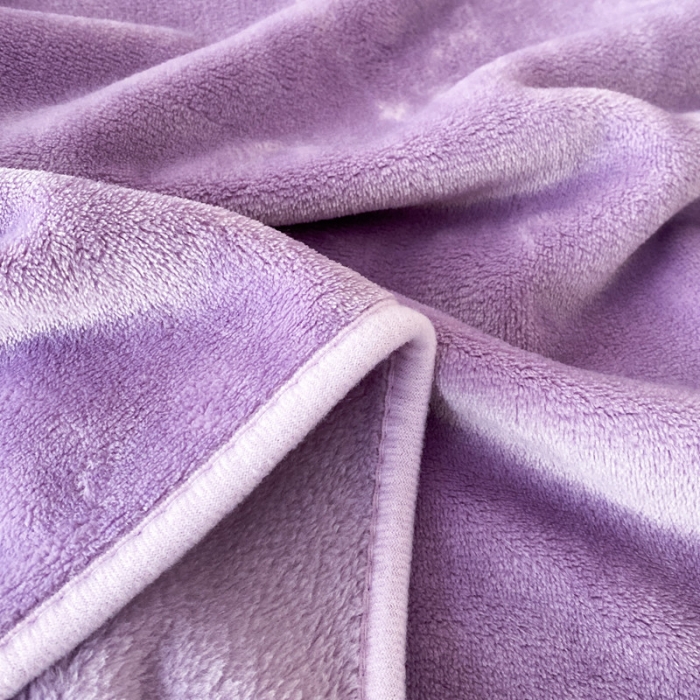 91家纺网 家纺一手货源 找家纺 2025新款320g金貂绒亲肤盖毯加厚纯色珊瑚绒素色法兰绒毯子外贸高端款浅紫