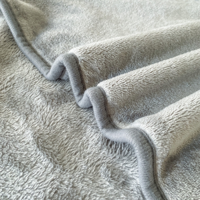 91家纺网 家纺一手货源 找家纺 2025新款320g金貂绒亲肤盖毯加厚纯色珊瑚绒素色法兰绒毯子外贸高端款浅灰