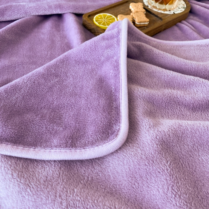 91家纺网 家纺一手货源 找家纺 2025新款320g金貂绒亲肤盖毯加厚纯色珊瑚绒素色法兰绒毯子外贸高端款浅紫