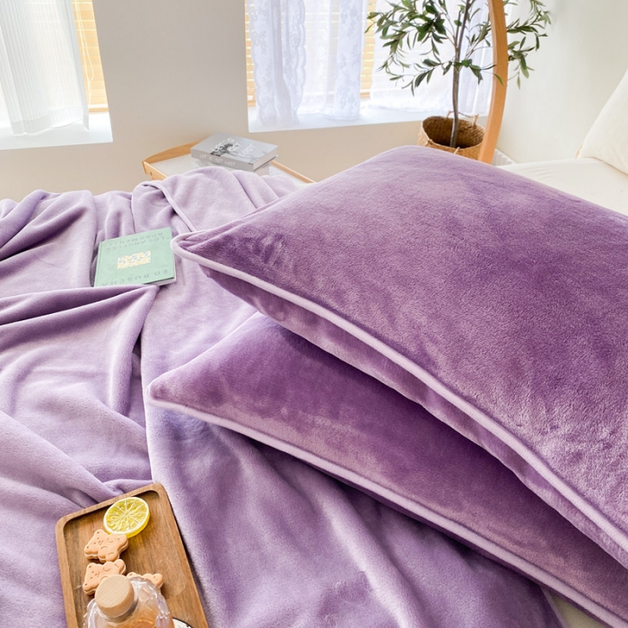 91家纺网 家纺一手货源 找家纺 2025新款320g金貂绒亲肤盖毯加厚纯色珊瑚绒素色法兰绒毯子外贸高端款浅紫
