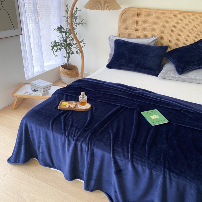 91家纺网 家纺一手货源 找家纺 2025新款320g金貂绒亲肤盖毯加厚纯色珊瑚绒素色法兰绒毯子外贸高端款深蓝