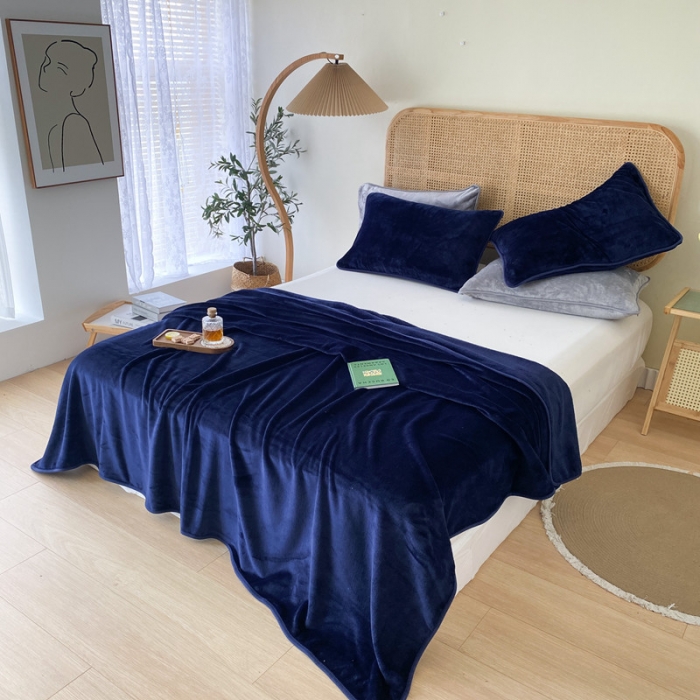 91家纺网 家纺一手货源 找家纺 2025新款320g金貂绒亲肤盖毯加厚纯色珊瑚绒素色法兰绒毯子外贸高端款深蓝