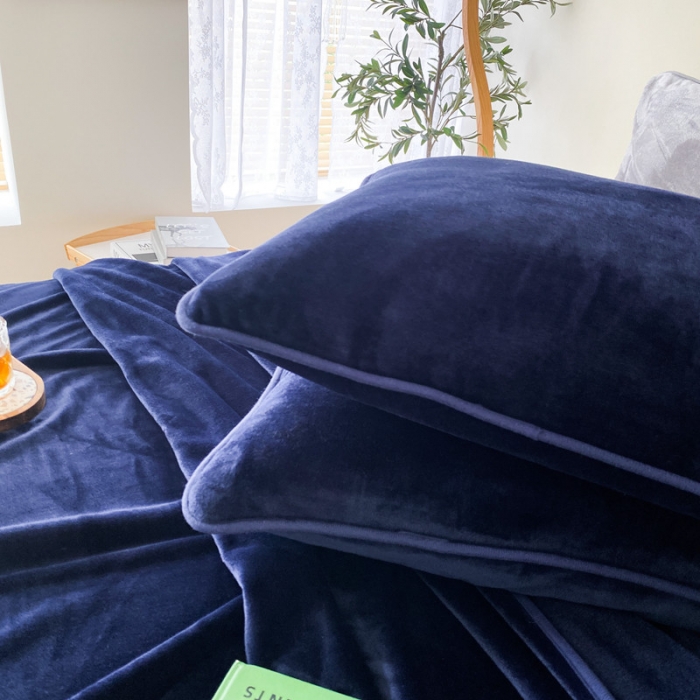 91家纺网 家纺一手货源 找家纺 2025新款320g金貂绒亲肤盖毯加厚纯色珊瑚绒素色法兰绒毯子外贸高端款深蓝