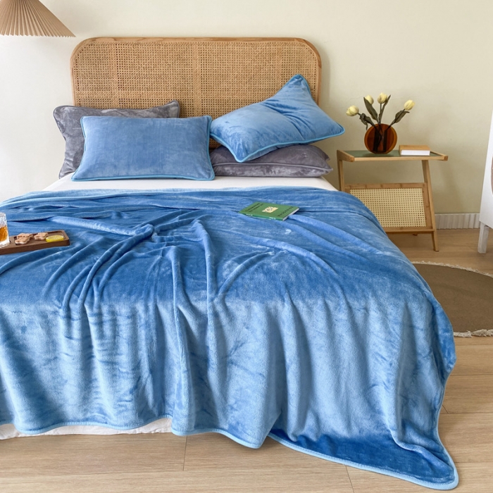 91家纺网 家纺一手货源 找家纺 2025新款320g金貂绒亲肤盖毯加厚纯色珊瑚绒素色法兰绒毯子外贸高端款天蓝