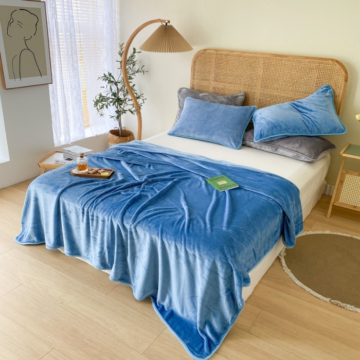 91家纺网 家纺一手货源 找家纺 2025新款320g金貂绒亲肤盖毯加厚纯色珊瑚绒素色法兰绒毯子外贸高端款天蓝