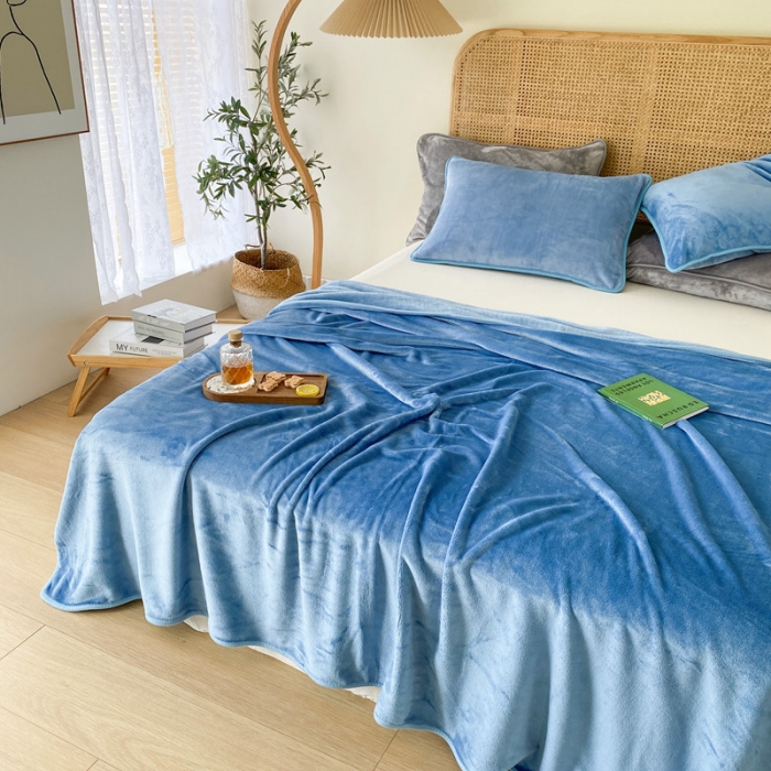 91家纺网 家纺一手货源 找家纺 2025新款320g金貂绒亲肤盖毯加厚纯色珊瑚绒素色法兰绒毯子外贸高端款天蓝