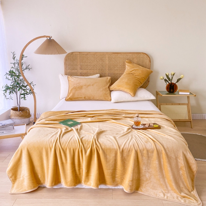 91家纺网 家纺一手货源 找家纺 2025新款320g金貂绒亲肤盖毯加厚纯色珊瑚绒素色法兰绒毯子外贸高端款驼色