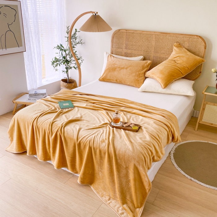 91家纺网 家纺一手货源 找家纺 2025新款320g金貂绒亲肤盖毯加厚纯色珊瑚绒素色法兰绒毯子外贸高端款驼色