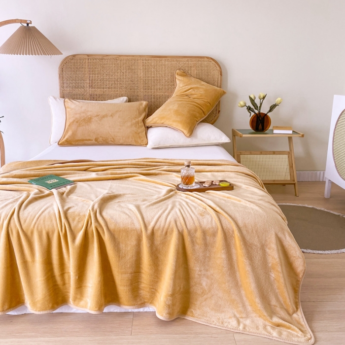 91家纺网 家纺一手货源 找家纺 2025新款320g金貂绒亲肤盖毯加厚纯色珊瑚绒素色法兰绒毯子外贸高端款驼色