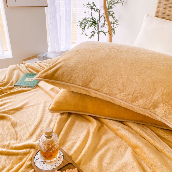 91家纺网 家纺一手货源 找家纺 2025新款320g金貂绒亲肤盖毯加厚纯色珊瑚绒素色法兰绒毯子外贸高端款驼色