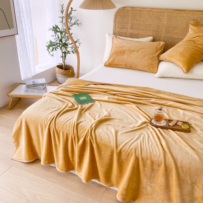 91家纺网 家纺一手货源 找家纺 2025新款320g金貂绒亲肤盖毯加厚纯色珊瑚绒素色法兰绒毯子外贸高端款驼色