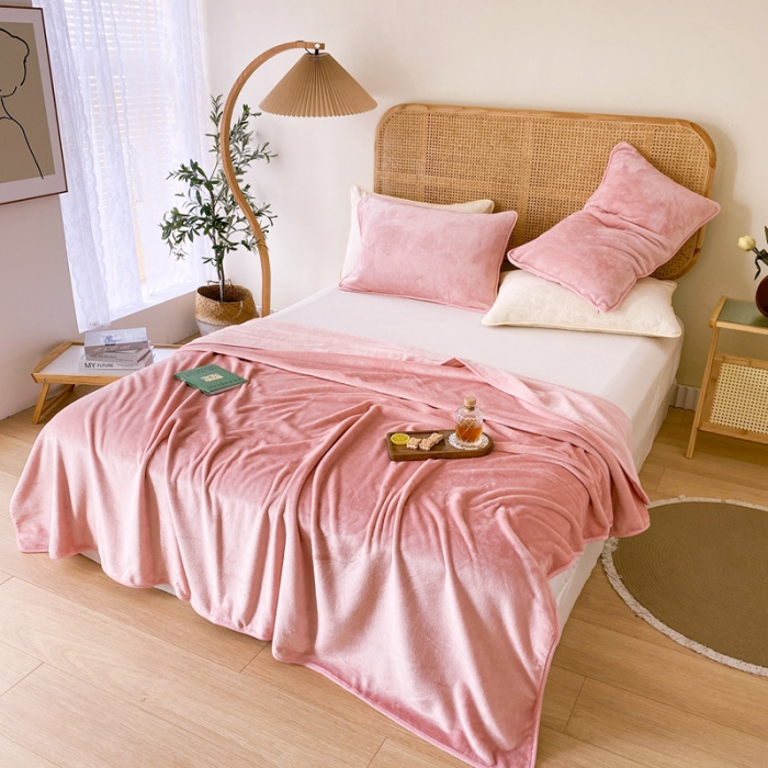 91家纺网 家纺一手货源 找家纺 2025新款320g金貂绒亲肤盖毯加厚纯色珊瑚绒素色法兰绒毯子外贸高端款玉色