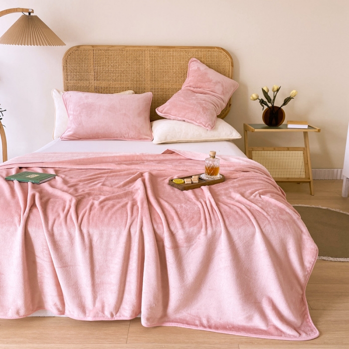 91家纺网 家纺一手货源 找家纺 2025新款320g金貂绒亲肤盖毯加厚纯色珊瑚绒素色法兰绒毯子外贸高端款玉色