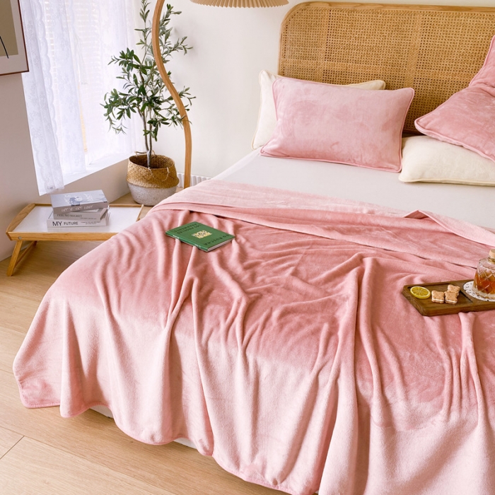 91家纺网 家纺一手货源 找家纺 2025新款320g金貂绒亲肤盖毯加厚纯色珊瑚绒素色法兰绒毯子外贸高端款玉色