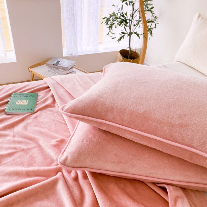 91家纺网 家纺一手货源 找家纺 2025新款320g金貂绒亲肤盖毯加厚纯色珊瑚绒素色法兰绒毯子外贸高端款玉色