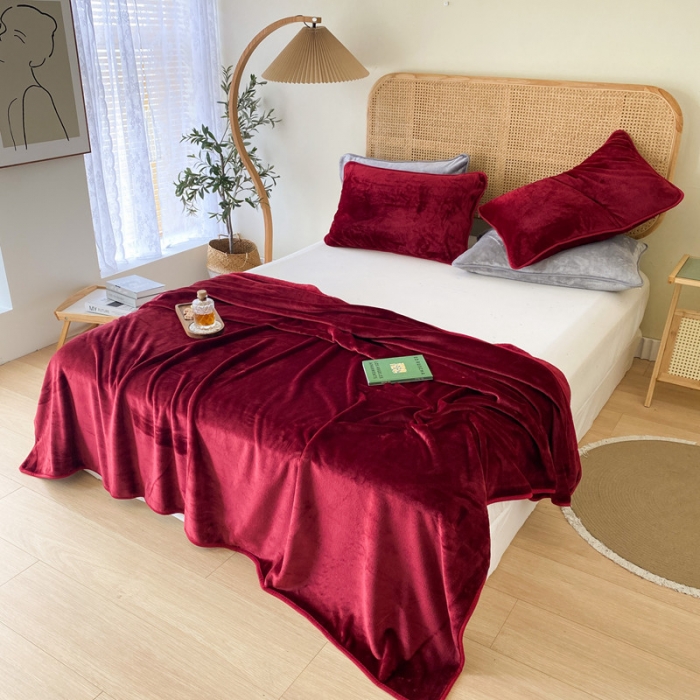 91家纺网 家纺一手货源 找家纺 2025新款320g金貂绒亲肤盖毯加厚纯色珊瑚绒素色法兰绒毯子外贸高端款枣红