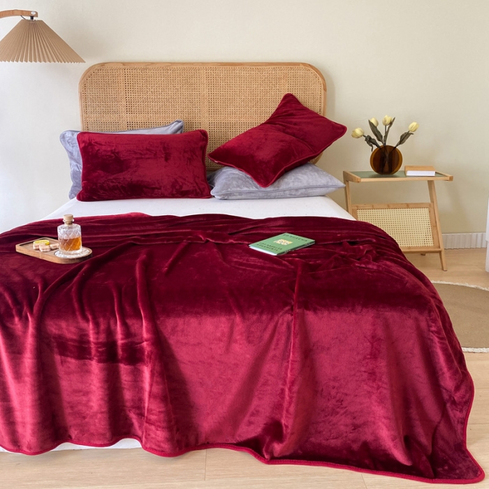 91家纺网 家纺一手货源 找家纺 2025新款320g金貂绒亲肤盖毯加厚纯色珊瑚绒素色法兰绒毯子外贸高端款枣红