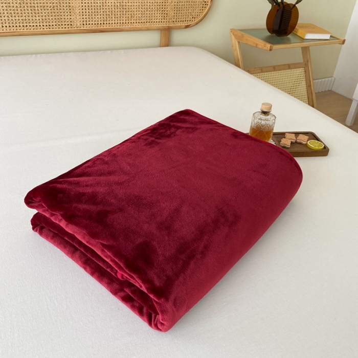 91家纺网 家纺一手货源 找家纺 2025新款320g金貂绒亲肤盖毯加厚纯色珊瑚绒素色法兰绒毯子外贸高端款枣红