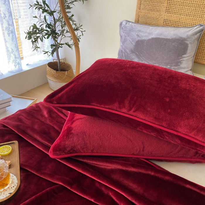 91家纺网 家纺一手货源 找家纺 2025新款320g金貂绒亲肤盖毯加厚纯色珊瑚绒素色法兰绒毯子外贸高端款枣红