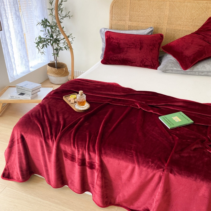 91家纺网 家纺一手货源 找家纺 2025新款320g金貂绒亲肤盖毯加厚纯色珊瑚绒素色法兰绒毯子外贸高端款枣红