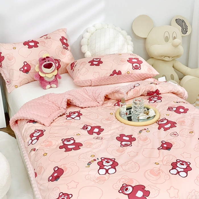 91家纺网 家纺一手货源 找家纺 星期八 2022新款迪士尼豆豆被 草莓熊乐园