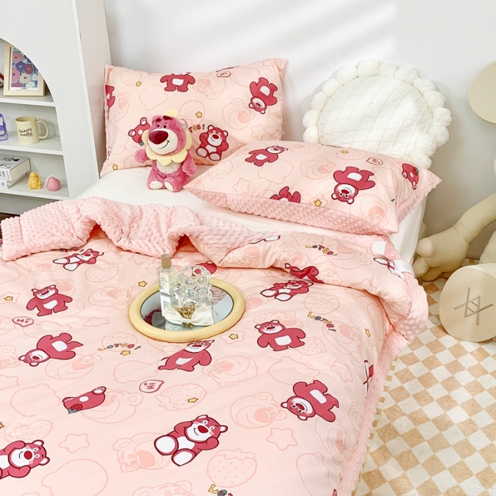 91家纺网 家纺一手货源 找家纺 星期八 2022新款迪士尼豆豆被 草莓熊乐园